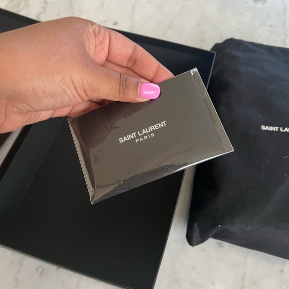 CASSANDRE ENVELOPE CHAIN WALLET IN GRAIN DE POUDRE LEATHER - Picture 14 of 14